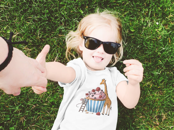 Mädchen T-Shirt in weiß mit süßen Tieren und Muffin.