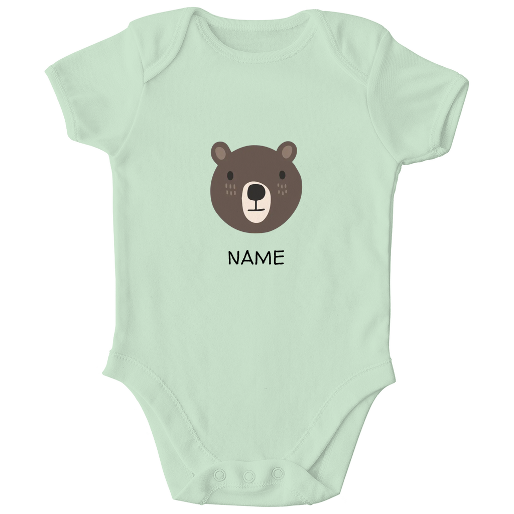 Baby Kurzarm Body "Cuddly Bear" in Sage: Minimalistisches Bären-Tiermotiv im skandinavischen Design, personalisierbar mit Namen