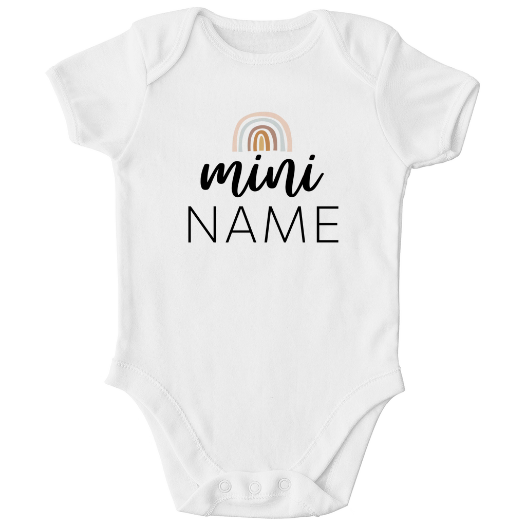 Baby Kurzarm Body "Rainbow Soul" in Weiß mit Boho-Regenbogen, aus Bio-Baumwolle, personalisierbar mit Wunschnamen