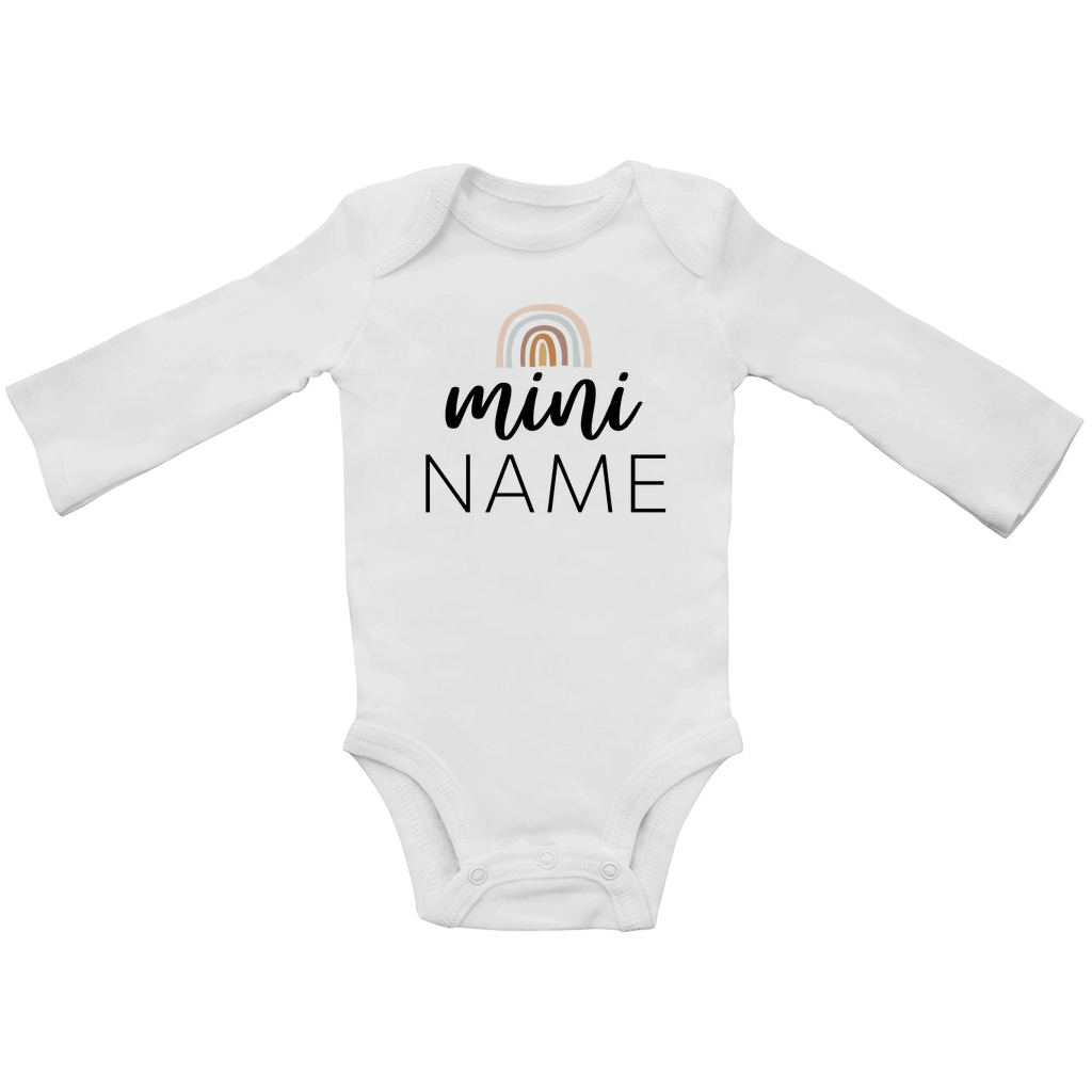 Baby Langarm Body "Rainbow Soul" in Weiß mit Boho-Regenbogen, aus Bio-Baumwolle, personalisierbar mit Wunschnamen