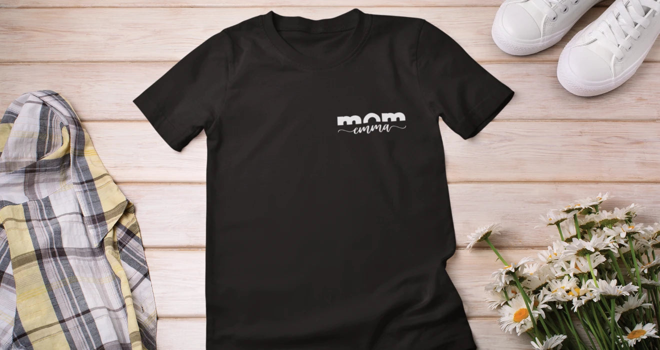Stilvolles Damen T-Shirt"Mom Bright" aus Bio-Baumwolle in Schwarz. Personalisiere dein individuelles Mama T-Shirt mit Namen. Ideal als Geschenk zum Muttertag.