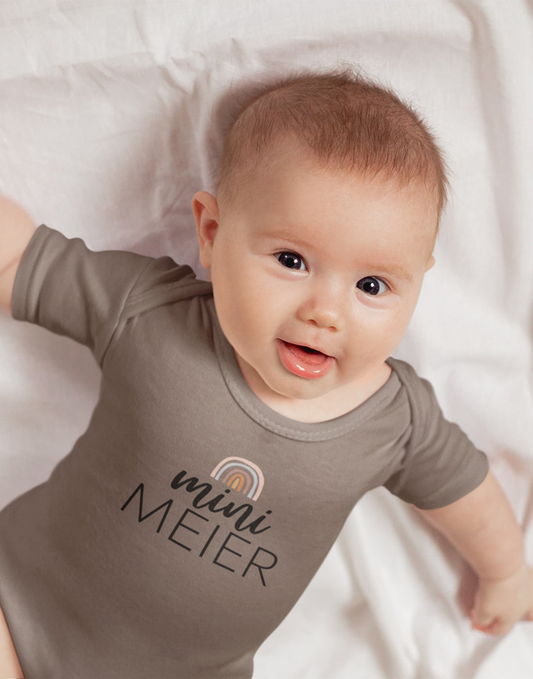 Geschenk für Neugeborenes. Süßes neugeborenes mit personalisierten Strampler.