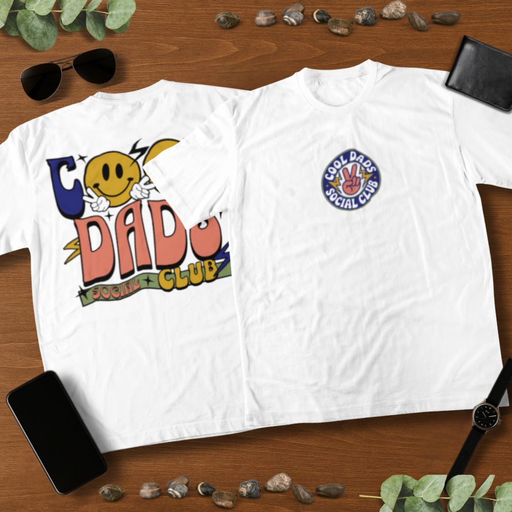Cooles Papa T-Shirt in Weiß aus Bio-Baumwolle. "Cool Dad Club" mit Vorder- und Rückenprint. Nur für Mitglieder im coolen Papa Club.