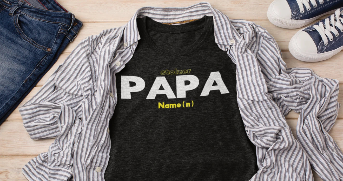 Herren T-Shirt "Stolzer Papa" in Schwarz aus nachhaltiger Bio-Baumwolle in Deutschland hergestellt. Personalisierbares Geschenk für Papa.