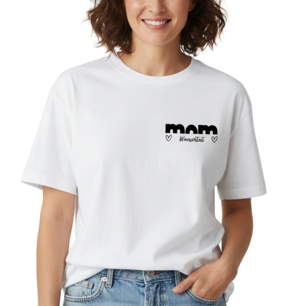 Nahaufnahme des Gesichts und des "MOM TRUE" Designs auf dem personalisierten Bio-Baumwolle T-Shirt.