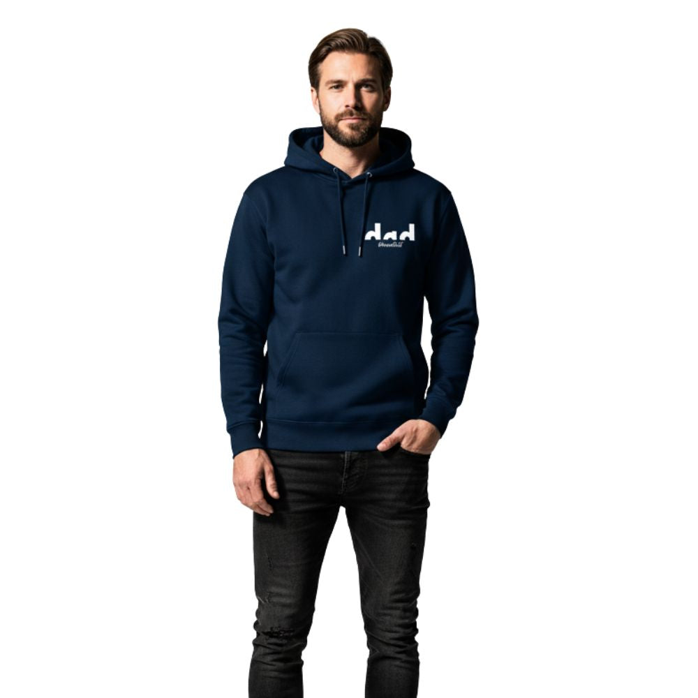 Model trägt den personalisierbaren Premium Hoodie „PROUD DAD“ in Navyblau im Fotostudio.