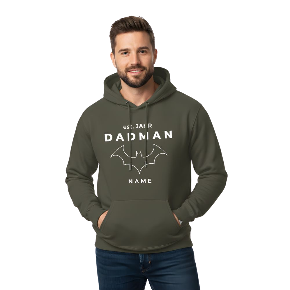 PREMIUM Herren Hoodie "DADMAN" (350 g/m² Bio-Baumwolle) in Khaki. Model im modernen Full-Shot, Papa Hoodie personalisiert mit "est. JAHR" und "NAME". Hochwertiges Vatertagsgeschenk für stilvolle Väter.