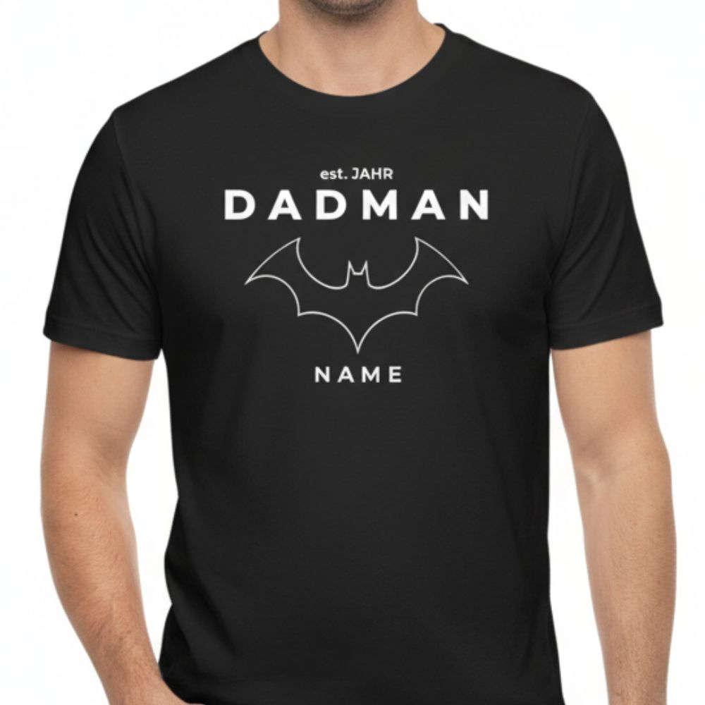 Detailliertes Close-up des PREMIUM T-Shirt "DADMAN" Motivs. Zeigt den hochwertigen Druck der Personalisierung ("est. JAHR" und "NAME") sowie die Struktur des 180 g/m² Bio-Baumwolle Stoffes. Unverzichtbares emotionales Geschenk für Väter zum Vatertag.