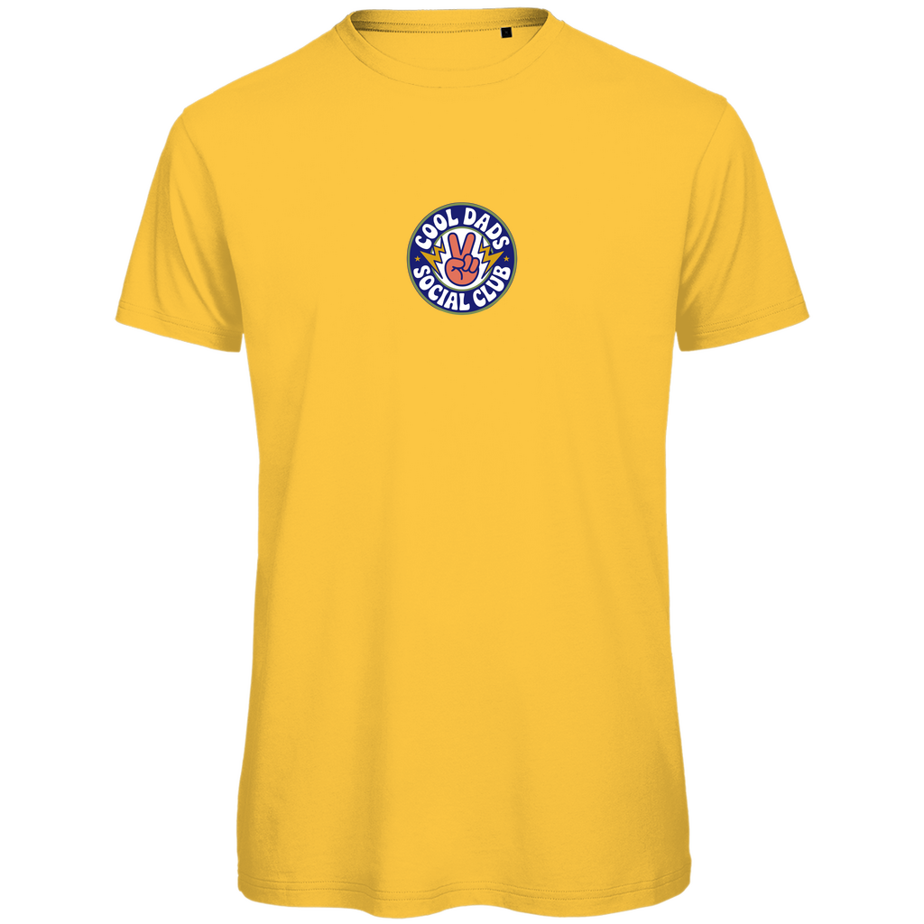 T-Shirt Herren "Cool Dads Social Club" aus Bio-Baumwolle in Gelb mit Club-Badge auf der Brust – modisches Statement für moderne Papas