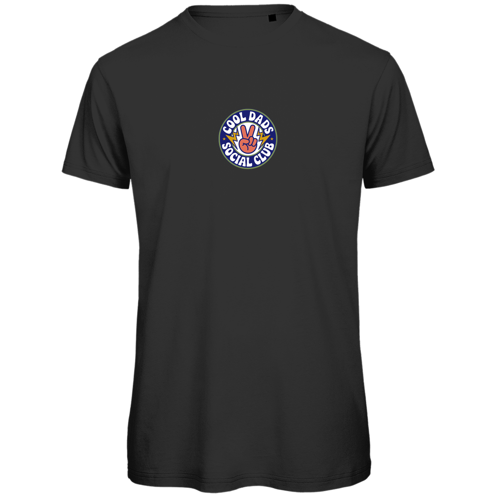 T-Shirt Herren "Cool Dads Social Club" aus Bio-Baumwolle in Schwarz mit Club-Badge auf der Brust – modisches Statement für moderne Papas