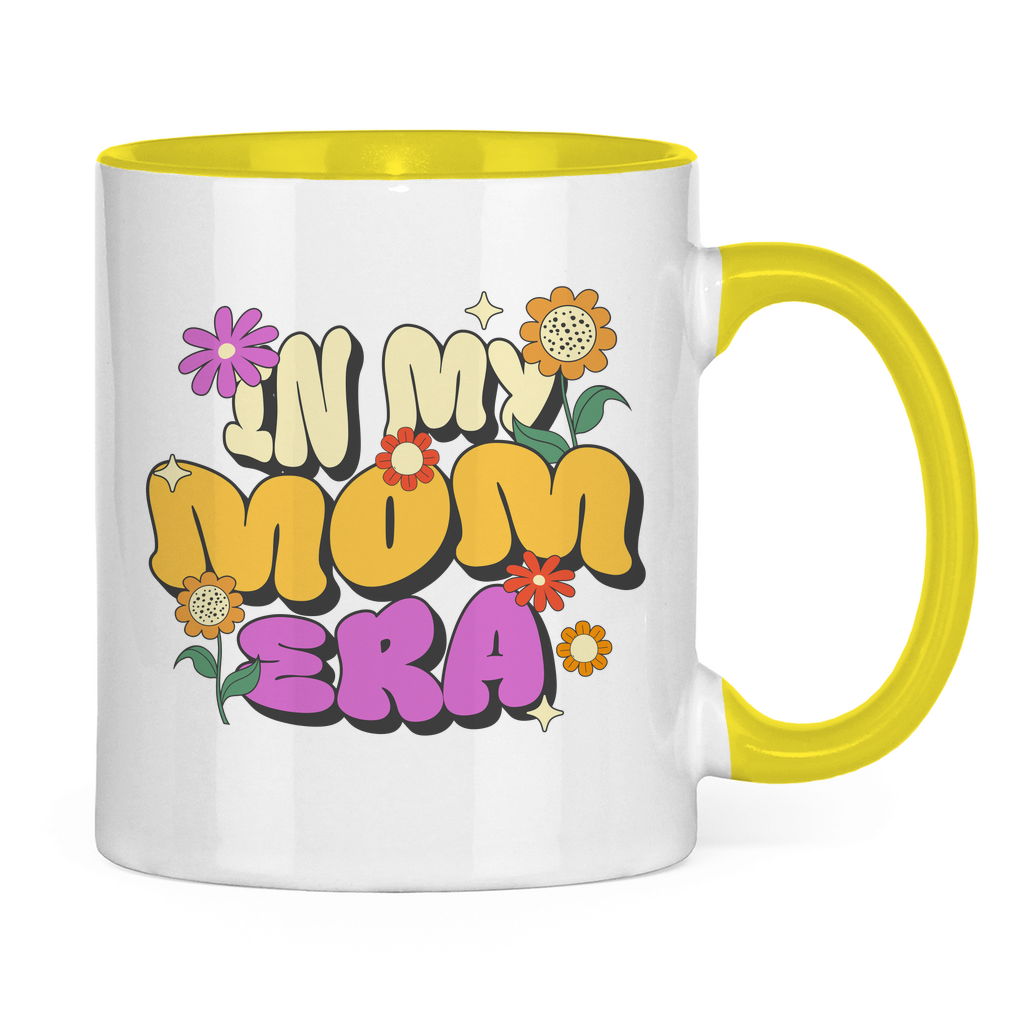 Zweifarbige Keramiktasse für Mütter mit "In My Mom Era" Aufdruck, weiß mit gelben Henkel und Innenseite, 330ml Fassungsvermögen, spülmaschinen- und mikrowellengeeignet.