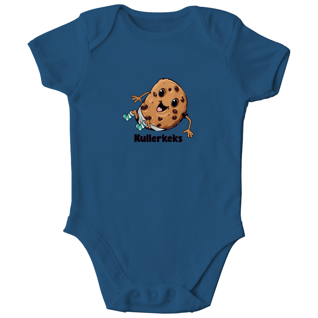 Baby Kurzarm Body "Kullerkeks" in Blau aus 100% Bio-Baumwolle mit fröhlichem Keks-Motiv, weicher Interlock-Verarbeitung und hautfreundlichen nickelfreien Druckknöpfen.
