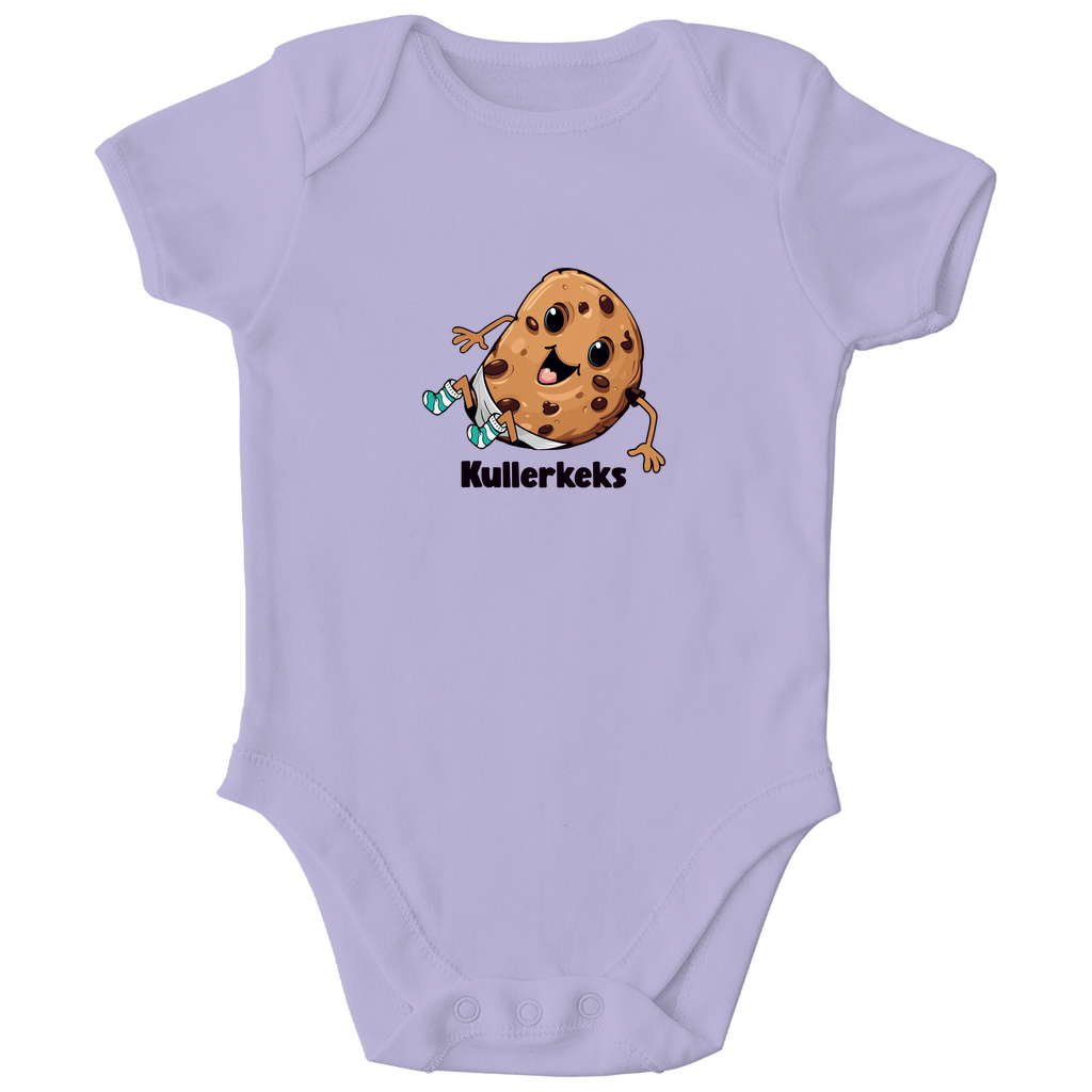 Baby Kurzarm Body "Kullerkeks" in Lavendel aus 100% Bio-Baumwolle mit fröhlichem Keks-Motiv, weicher Interlock-Verarbeitung und hautfreundlichen nickelfreien Druckknöpfen.