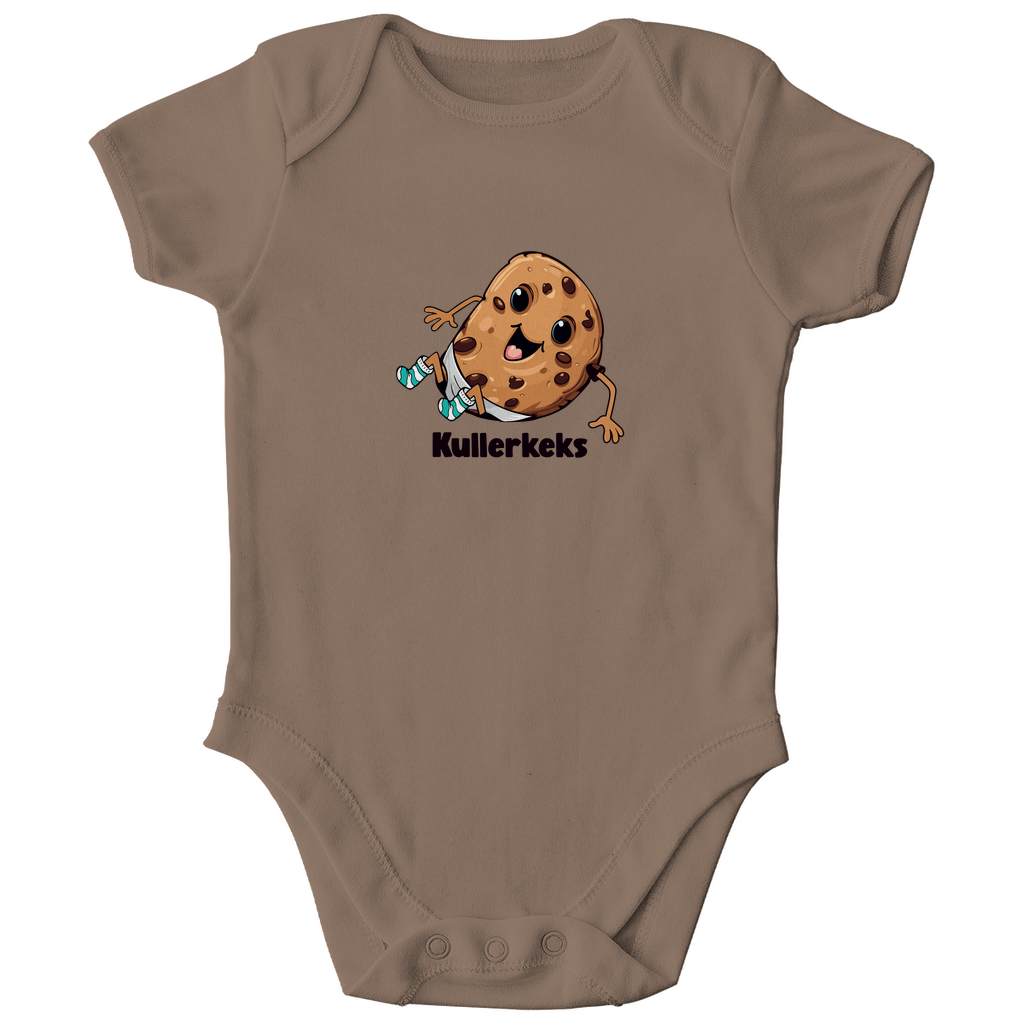 Baby Kurzarm Body "Kullerkeks" in Moccha aus 100% Bio-Baumwolle mit fröhlichem Keks-Motiv, weicher Interlock-Verarbeitung und hautfreundlichen nickelfreien Druckknöpfen.
