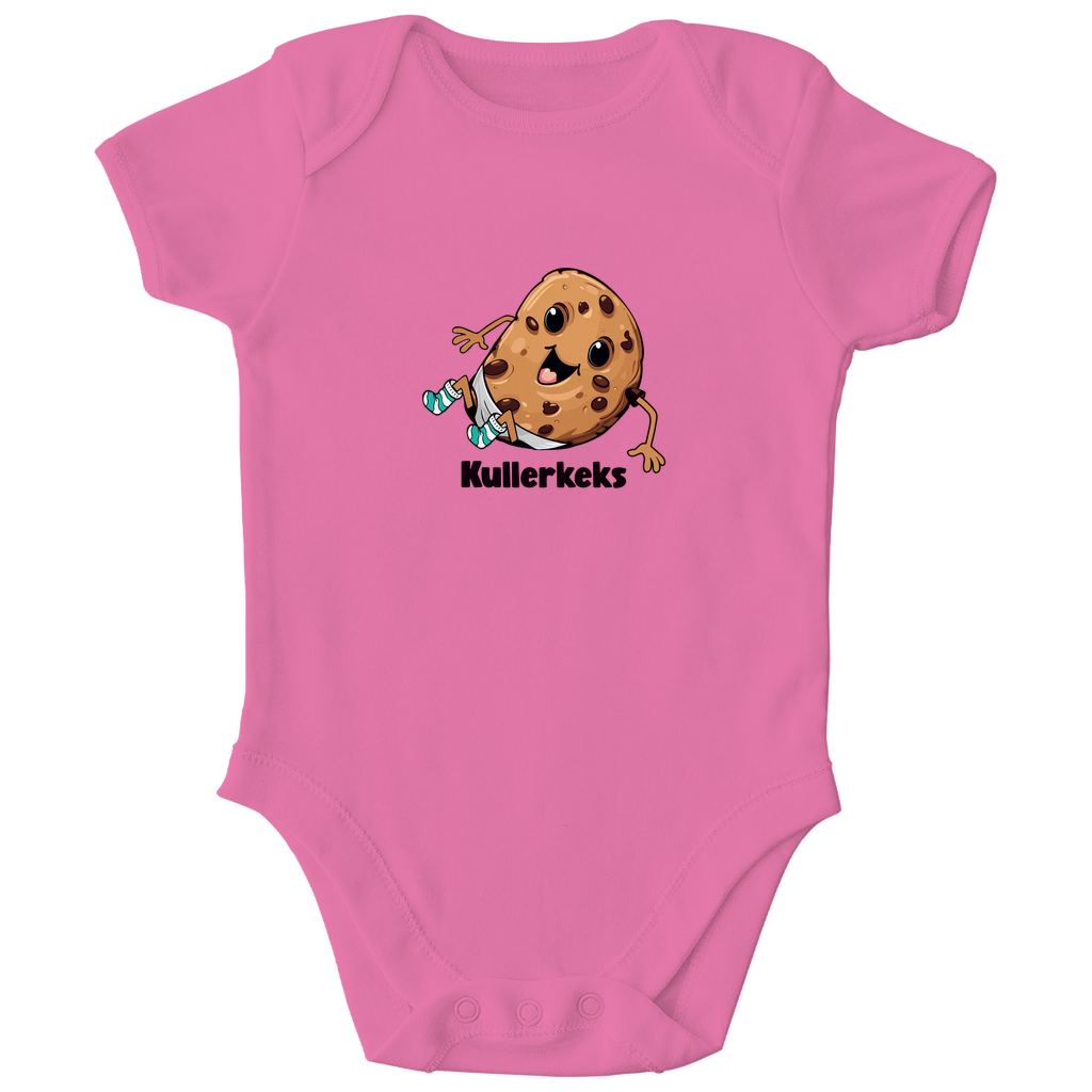 Baby Kurzarm Body "Kullerkeks" in Rosa aus 100% Bio-Baumwolle mit fröhlichem Keks-Motiv, weicher Interlock-Verarbeitung und hautfreundlichen nickelfreien Druckknöpfen.