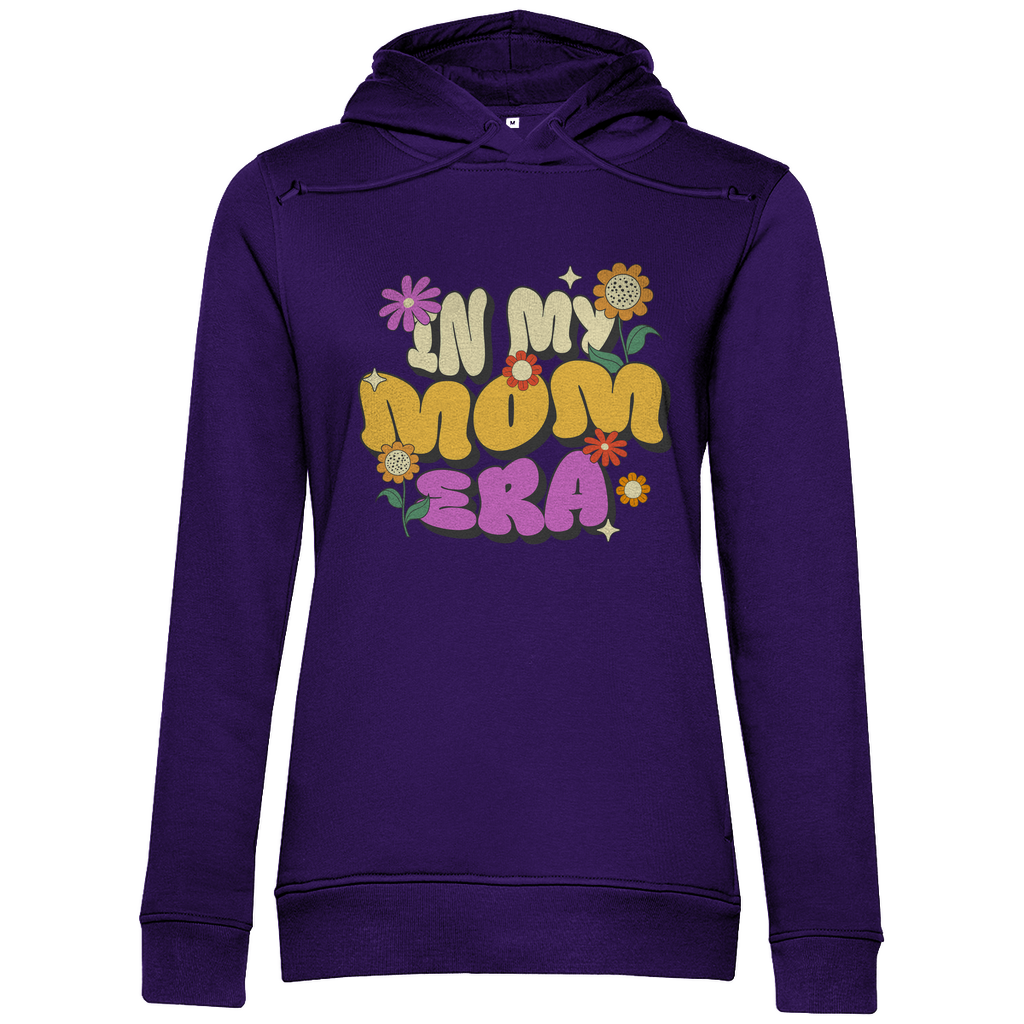 Damen Hoodie in Lila aus Bio-Baumwolle mit Retro-Motiv „In My Mom Era“ und bunten Blumen. Nachhaltig und stylisch.