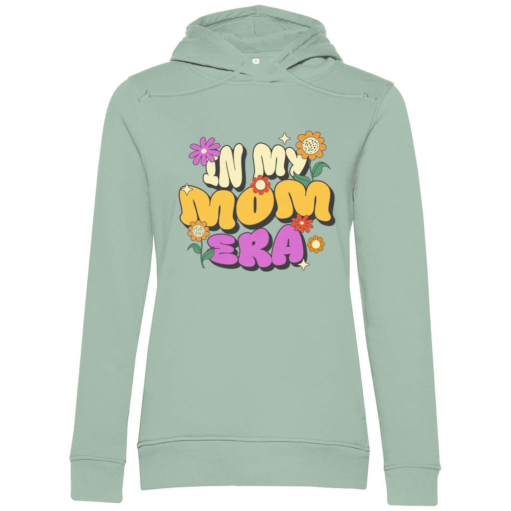 Damen Hoodie in Sage aus Bio-Baumwolle mit Retro-Motiv „In My Mom Era“ und bunten Blumen. Nachhaltig und stylisch.