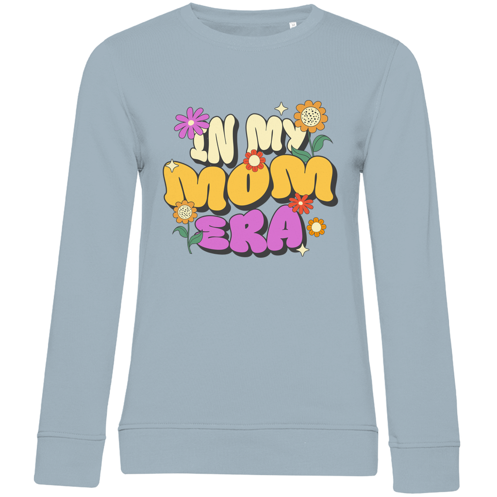 Damen Sweatshirt in Himmelblau aus Bio-Baumwolle mit Rundhalsausschnitt und Retro-Motiv „In my Mom Era“.