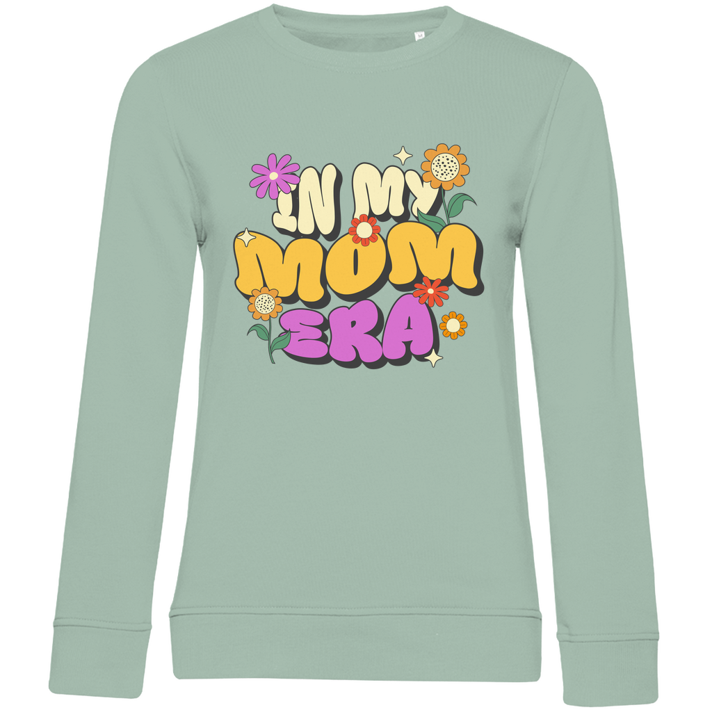 Damen Sweatshirt in Sage aus Bio-Baumwolle mit Rundhalsausschnitt und Retro-Motiv „In my Mom Era“.
