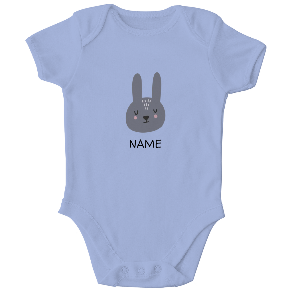 Baby Kurzarm Body "Sweet Bunny" in Blau: Minimalistisches Hasen-Tiermotiv im skandinavischen Design, personalisierbar mit Namen