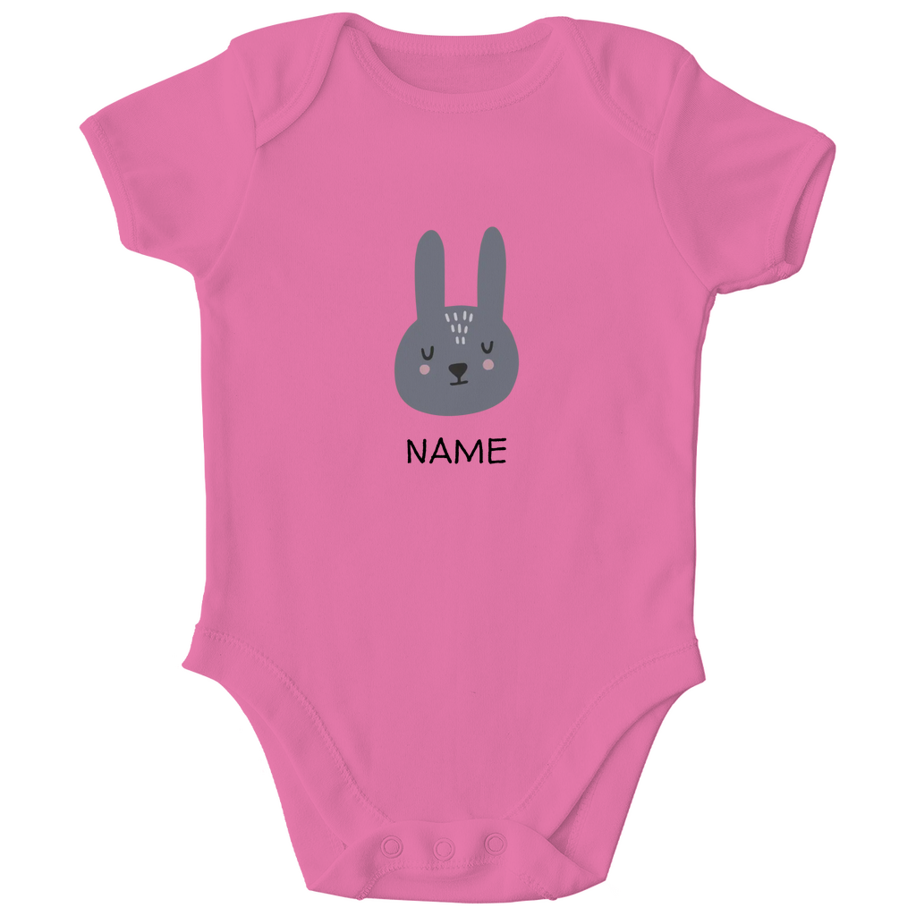 Baby Kurzarm Body "Sweet Bunny" in Pink: Minimalistisches Hasen-Tiermotiv im skandinavischen Design, personalisierbar mit Namen