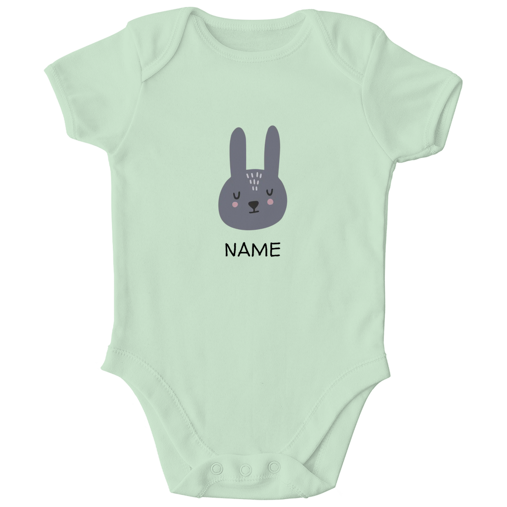 Baby Kurzarm Body "Sweet Bunny" in Sage: Minimalistisches Hasen-Tiermotiv im skandinavischen Design, personalisierbar mit Namen