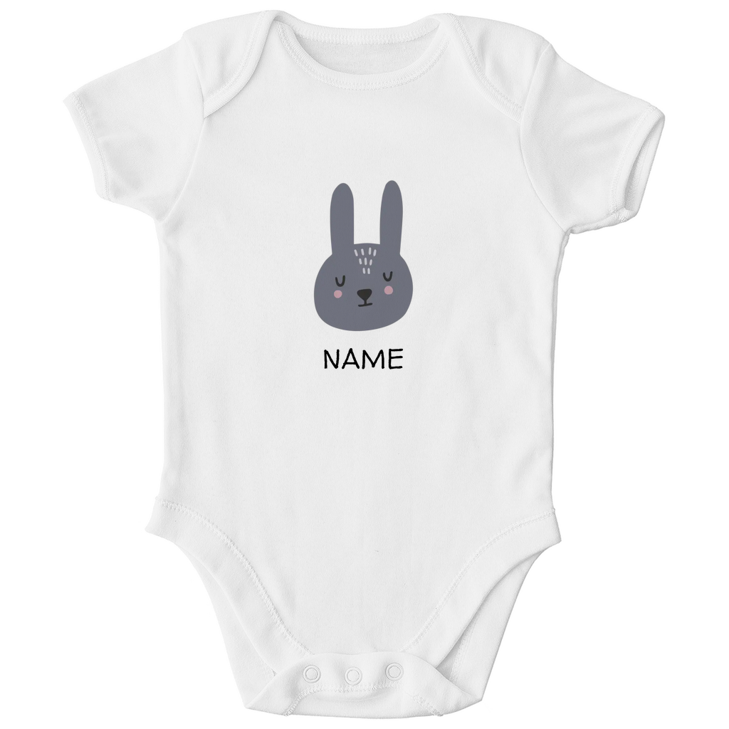 Baby Kurzarm Body "Sweet Bunny" in Weiß: Minimalistisches Hasen-Tiermotiv im skandinavischen Design, personalisierbar mit Namen