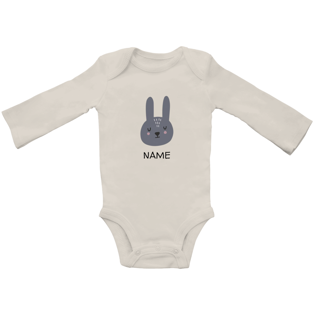 Baby Langarm Body "Sweet Bunny" in Beige: Minimalistisches Hasen-Tiermotiv im skandinavischen Design, personalisierbar mit Namen