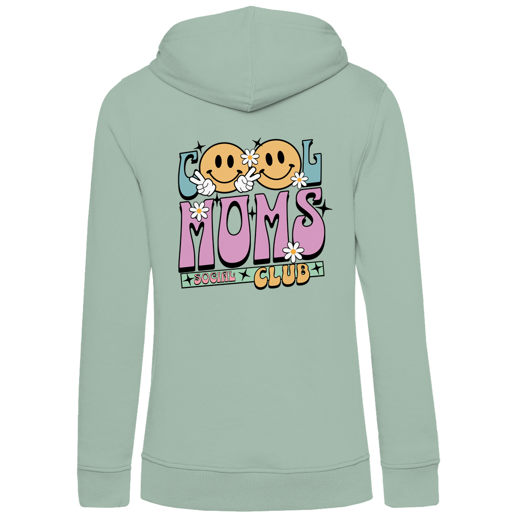 Damen Hoodie „Cool Moms Social Club“ mit Rückenprint aus Bio-Baumwolle in Sage – Ausdrucksstarkes Design mit Retro-Schriftzug für stolze Mamas
