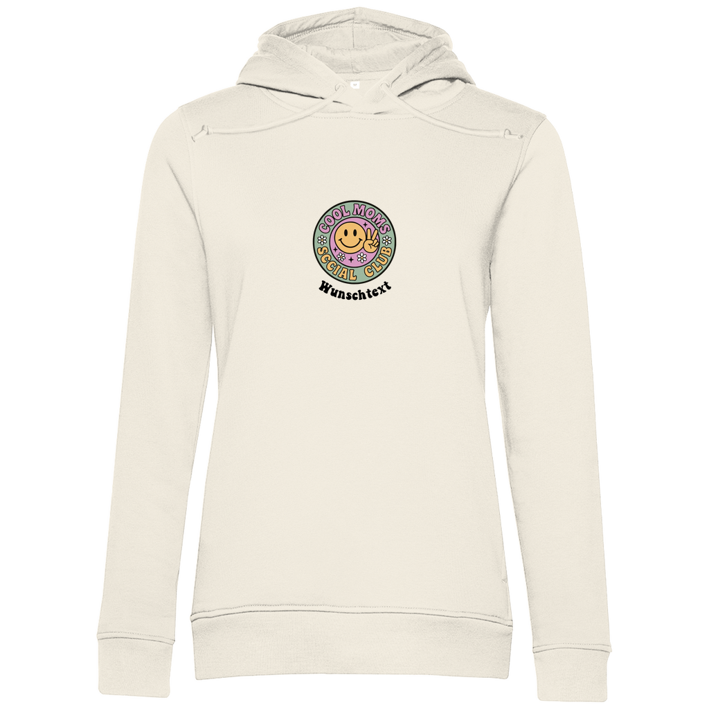 Damen Hoodie „Cool Moms Social Club“ personalisierbar mit Frontprint aus Bio-Baumwolle in Beige – Club-Design mit Wunschtext