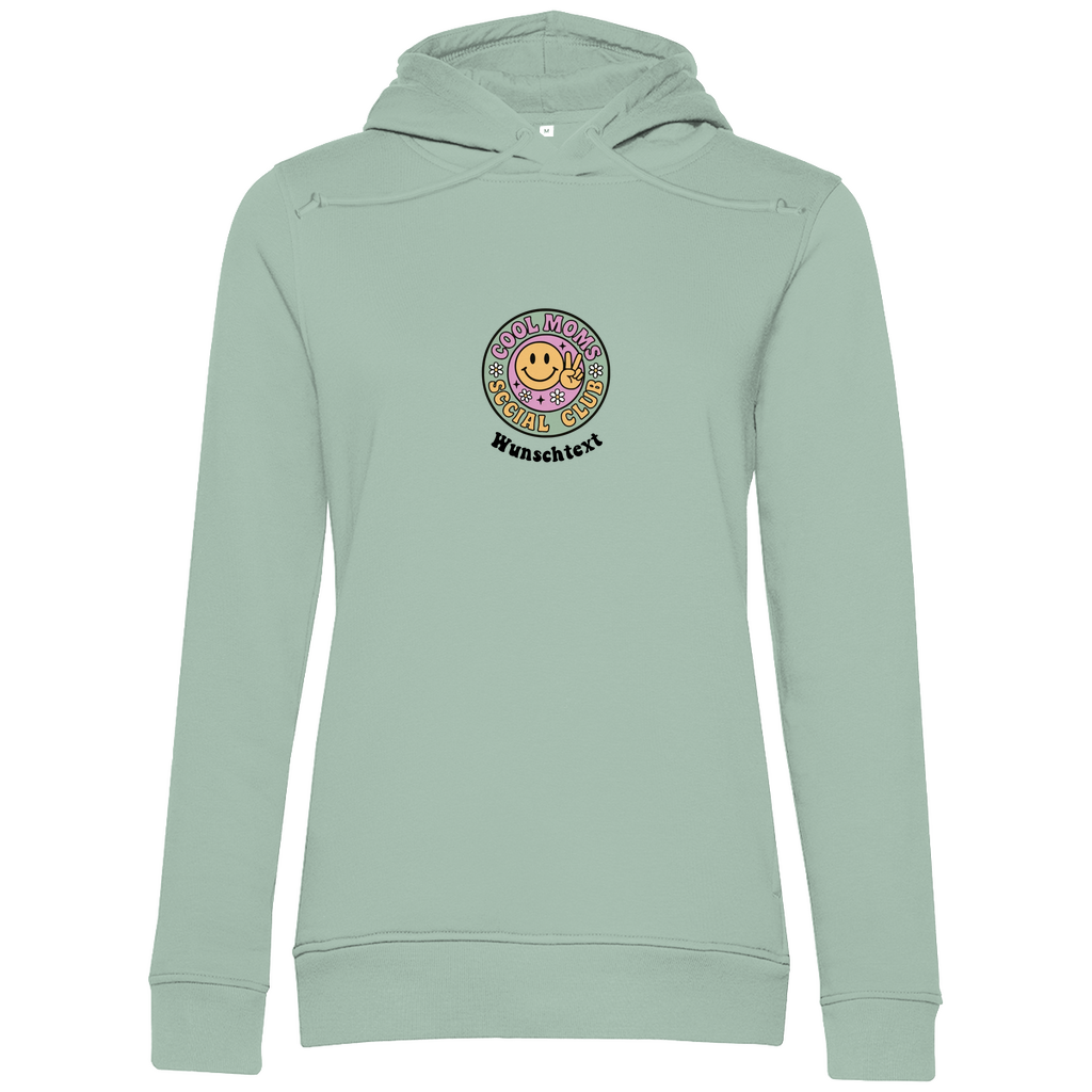 Damen Hoodie „Cool Moms Social Club“ personalisierbar mit Frontprint aus Bio-Baumwolle in Sage – Club-Design mit Wunschtext
