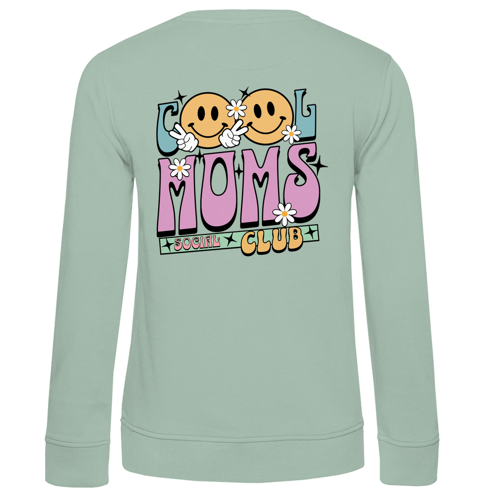 Damen Sweatshirt „Cool Moms Social Club“ mit Rückenprint aus Bio-Baumwolle in Sage – Ausdrucksstarkes Design mit Retro-Schriftzug für stolze Mamas