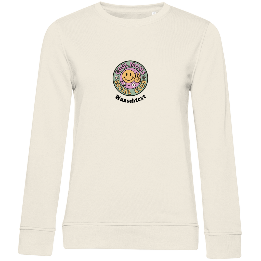 Damen Sweatshirt „Cool Moms Social Club“ personalisierbar mit Frontprint aus Bio-Baumwolle in Beige – stylischer Club-Schriftzug mit Wunschtext