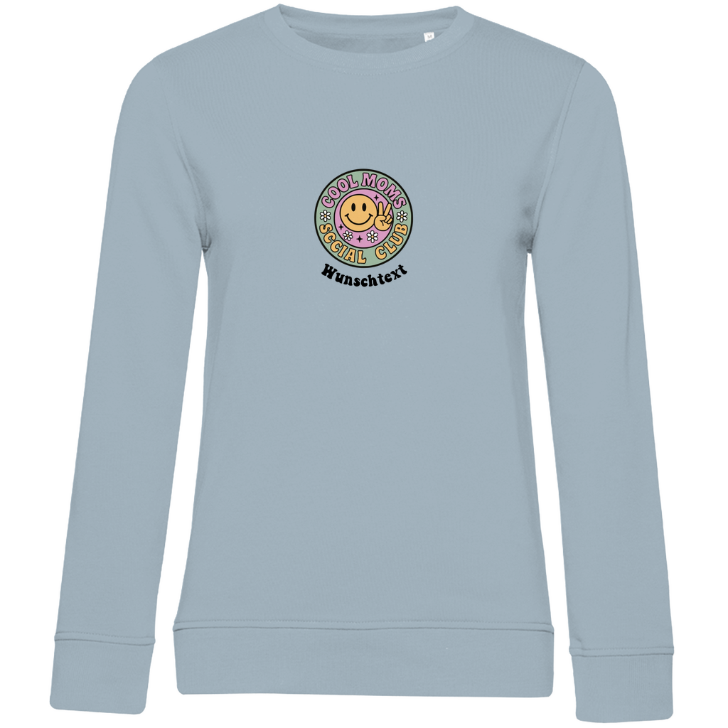 Damen Sweatshirt „Cool Moms Social Club“ personalisierbar mit Frontprint aus Bio-Baumwolle in Blau – stylischer Club-Schriftzug mit Wunschtext