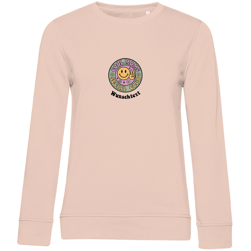 Damen Sweatshirt „Cool Moms Social Club“ personalisierbar mit Frontprint aus Bio-Baumwolle in Rosa – stylischer Club-Schriftzug mit Wunschtext