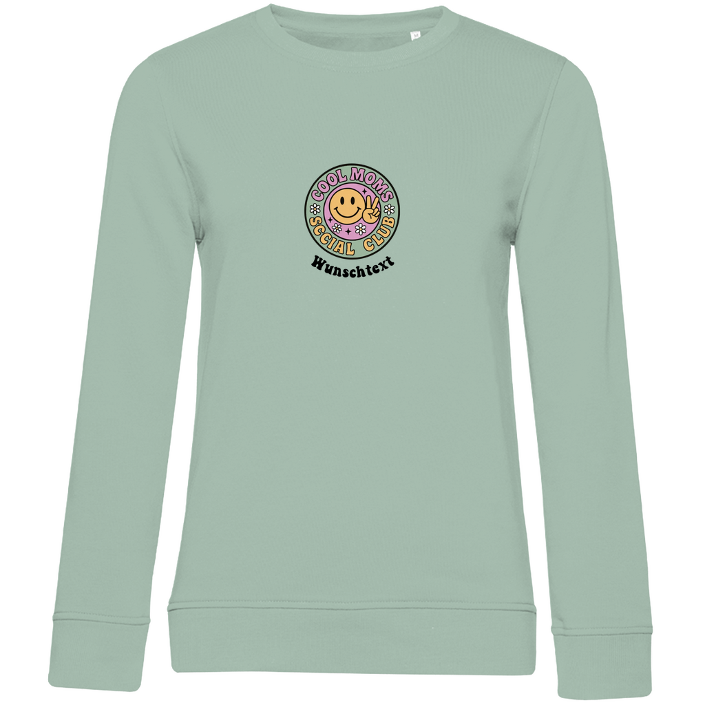 Damen Sweatshirt „Cool Moms Social Club“ personalisierbar mit Frontprint aus Bio-Baumwolle in Sage – stylischer Club-Schriftzug mit Wunschtext
