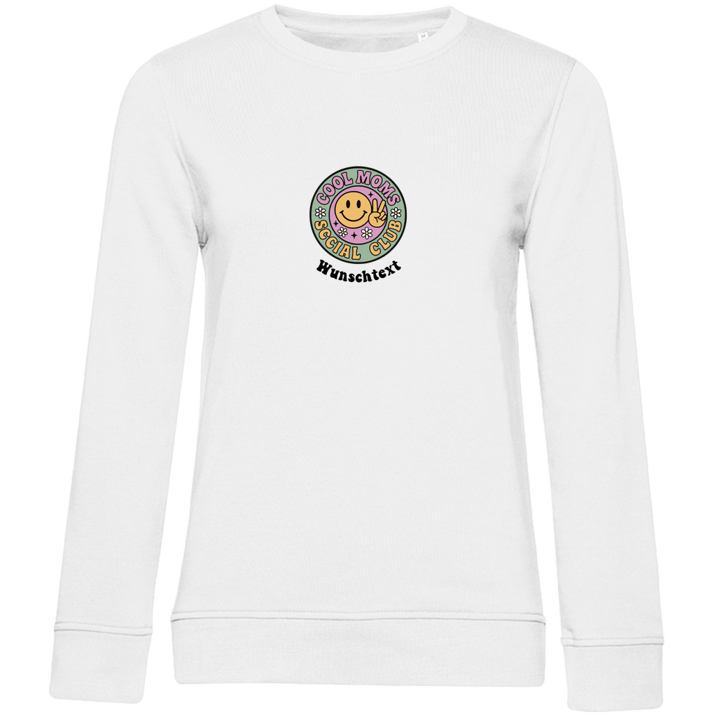 Damen Sweatshirt „Cool Moms Social Club“ personalisierbar mit Frontprint aus Bio-Baumwolle in Weiß – stylischer Club-Schriftzug mit Wunschtext