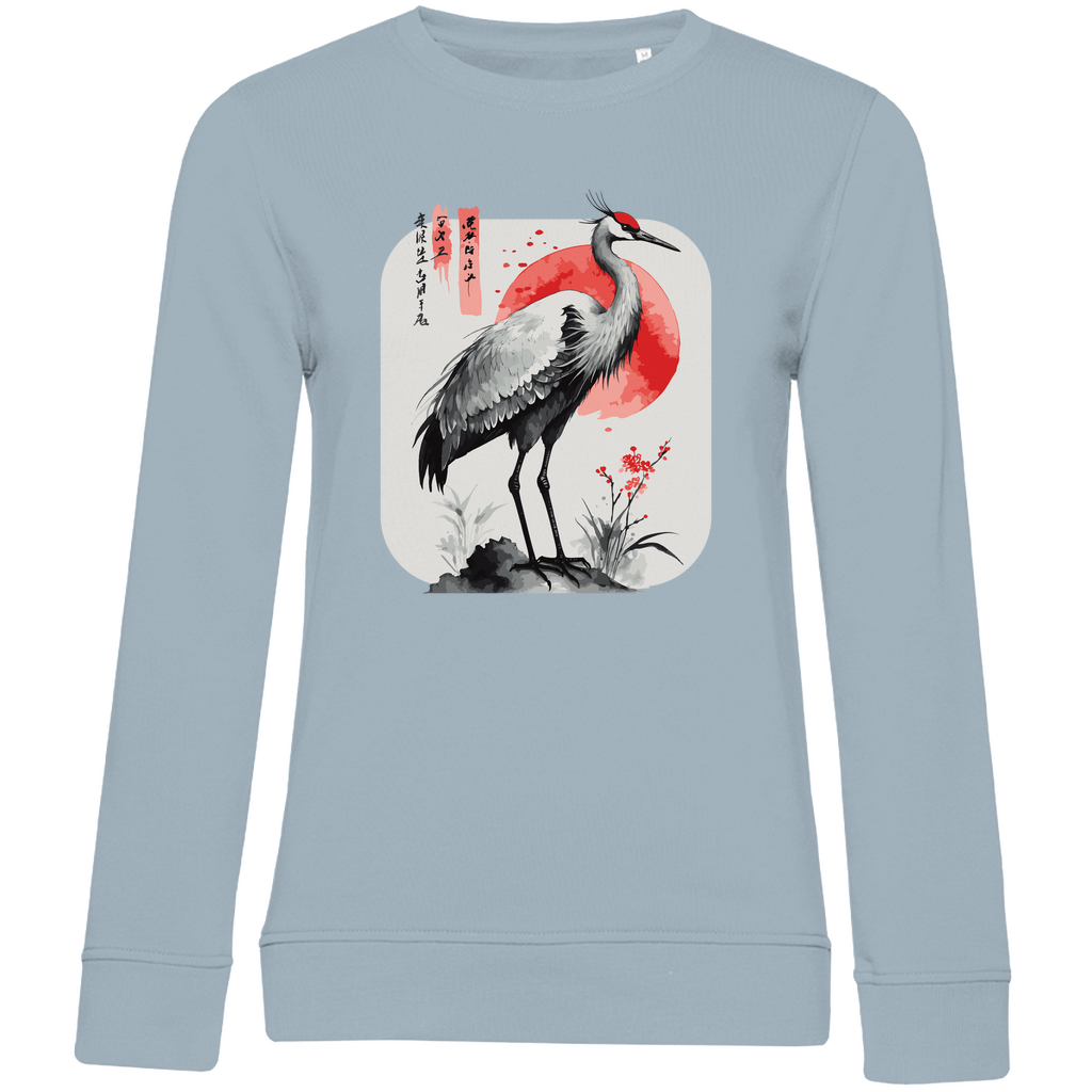 Damen Sweatshirt „Red Sun Crane“ aus Bio-Baumwolle in Hellblau – Zen-inspiriertes Kranichmotiv mit roter Sonne im traditionellen Sumi-e Stil, ideal für einen ruhigen, minimalistischen Alltagslook