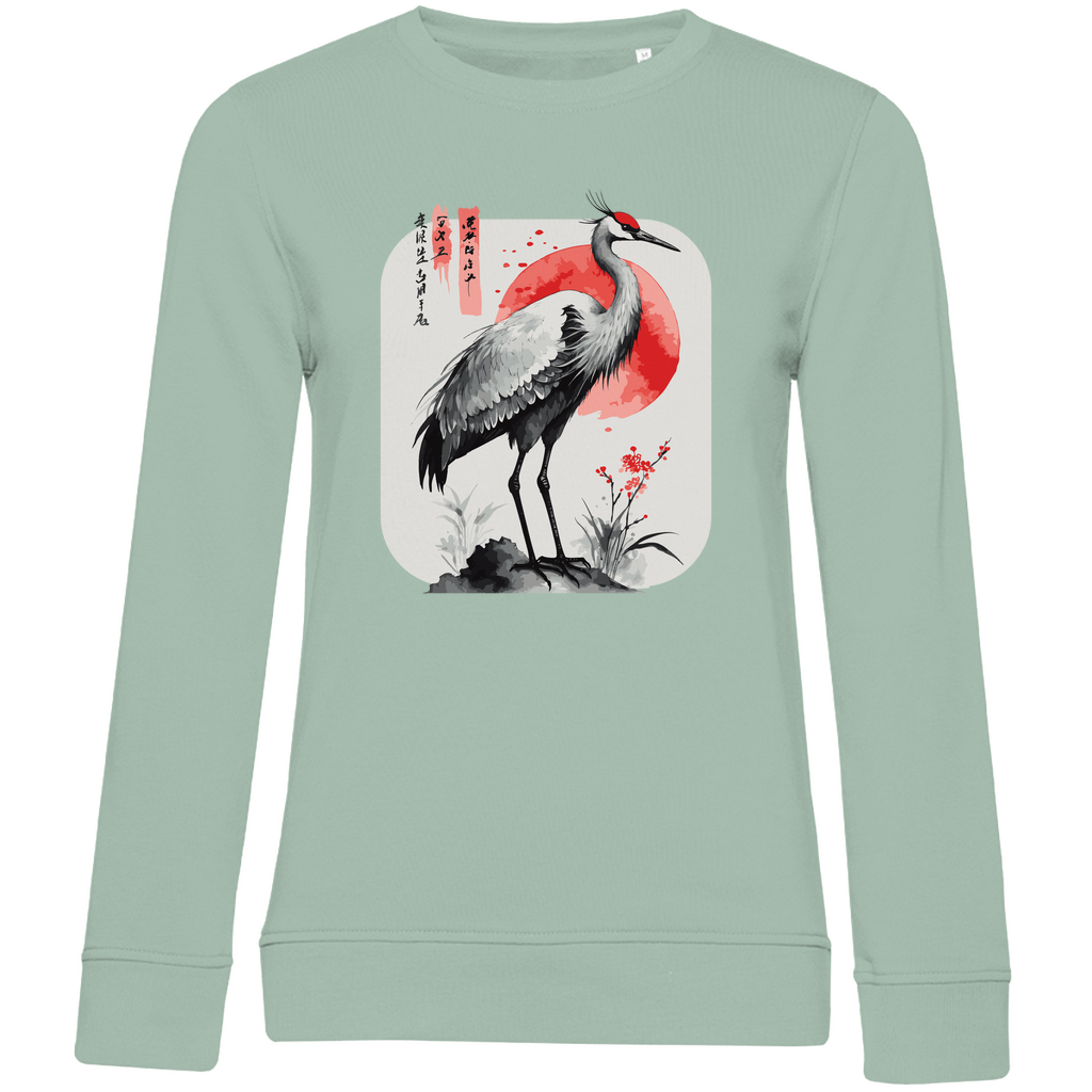 Damen Sweatshirt „Red Sun Crane“ aus Bio-Baumwolle in Sage – Zen-inspiriertes Kranichmotiv mit roter Sonne im traditionellen Sumi-e Stil, ideal für einen ruhigen, minimalistischen Alltagslook