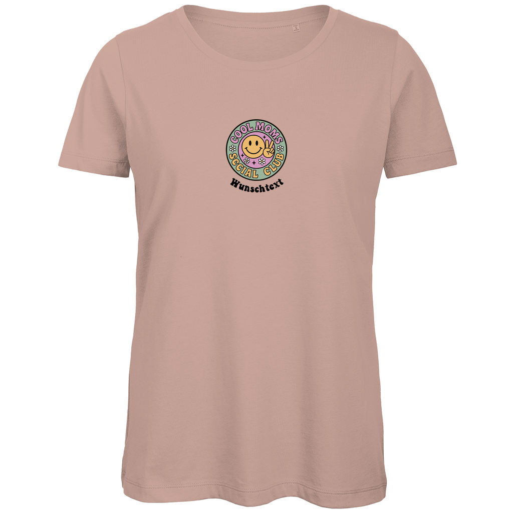 Damen T-Shirt „Cool Moms Social Club“ personalisierbar mit Frontprint aus Bio-Baumwolle in Altrosa – bunter Club-Schriftzug mit Wunschtext
