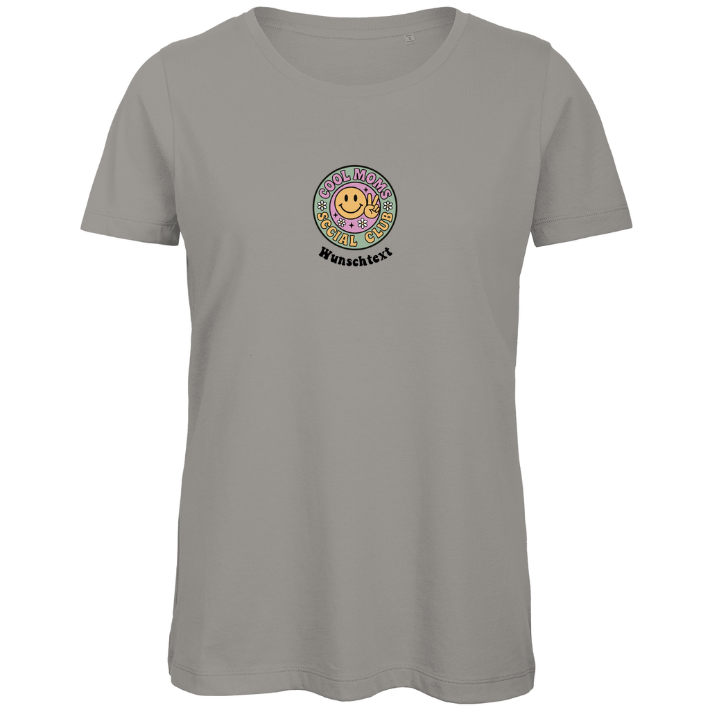 Damen T-Shirt „Cool Moms Social Club“ personalisierbar mit Frontprint aus Bio-Baumwolle in Grau – bunter Club-Schriftzug mit Wunschtext