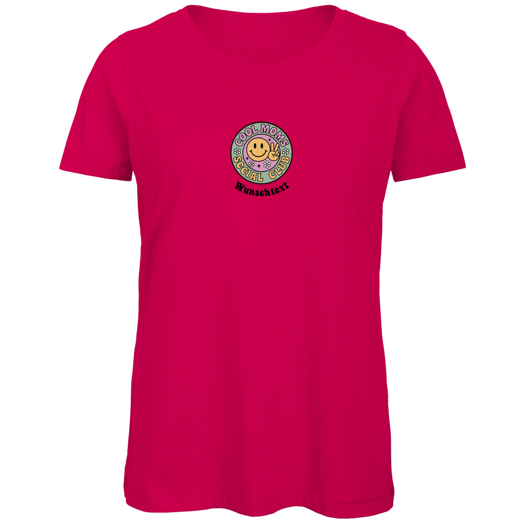 Damen T-Shirt „Cool Moms Social Club“ personalisierbar mit Frontprint aus Bio-Baumwolle in Pink – bunter Club-Schriftzug mit Wunschtext