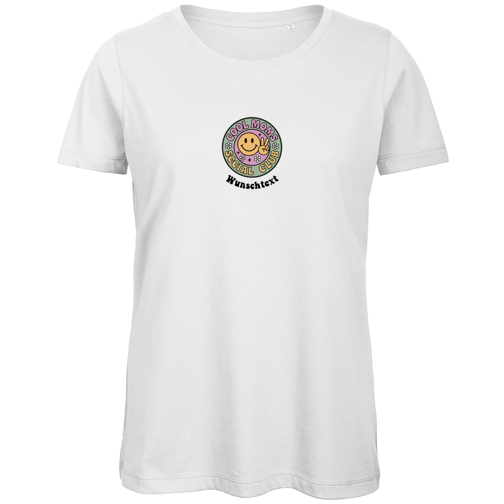 Damen T-Shirt „Cool Moms Social Club“ personalisierbar mit Frontprint aus Bio-Baumwolle in Weiß – bunter Club-Schriftzug mit Wunschtext