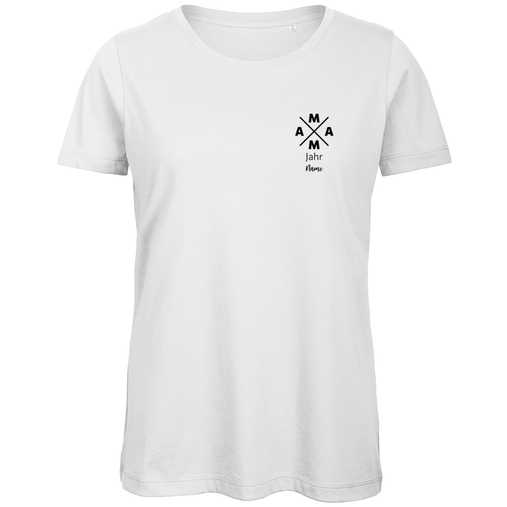 Damen T-Shirt „MAMA X Mini“ in Weiß – personalisierbares Brustmotiv mit Wunschjahr & Name, modernes Design für stilbewusste Mamas. Ideal als Geschenk zum Geburtstag oder Muttertag.