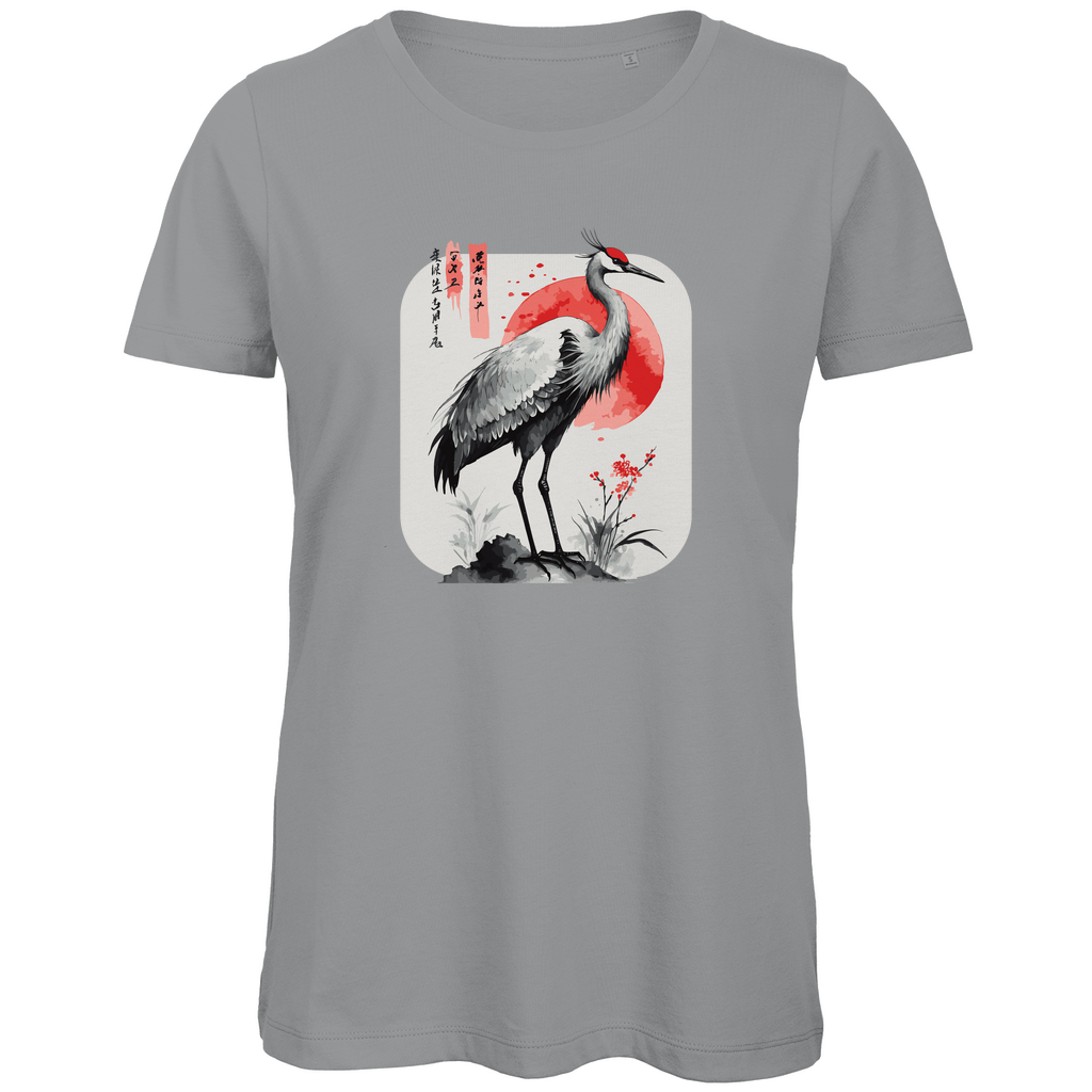 Damen T-Shirt „Red Sun Crane“ aus Bio-Baumwolle in Grau – Zen-Shirt mit Kranichmotiv und roter Sonne im ausdrucksstarken Sumi-e Stil – Symbol für Ruhe und Klarheit