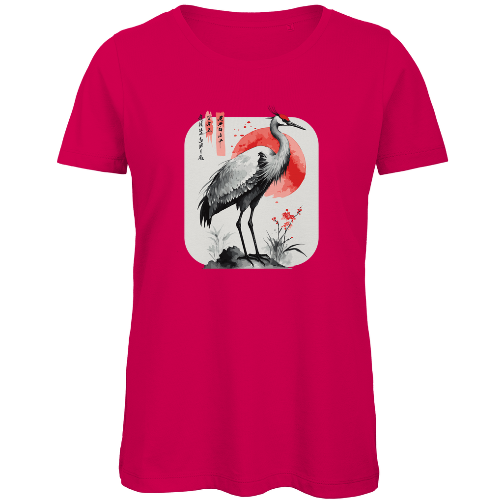 Damen T-Shirt „Red Sun Crane“ aus Bio-Baumwolle in Magenta Pink – Zen-Shirt mit Kranichmotiv und roter Sonne im ausdrucksstarken Sumi-e Stil – Symbol für Ruhe und Klarheit