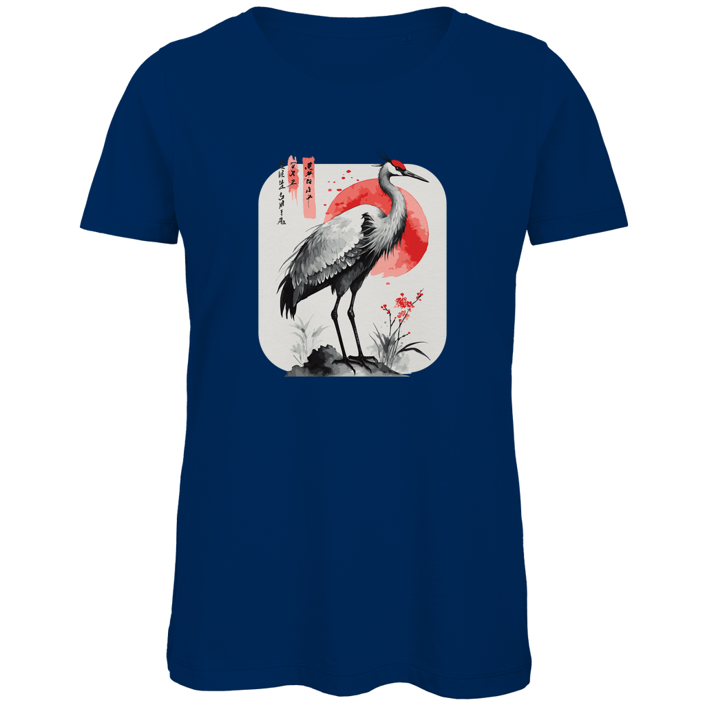 Damen T-Shirt „Red Sun Crane“ aus Bio-Baumwolle in Navy Blau – Zen-Shirt mit Kranichmotiv und roter Sonne im ausdrucksstarken Sumi-e Stil – Symbol für Ruhe und Klarheit