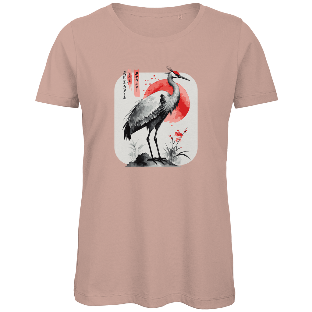 Damen T-Shirt „Red Sun Crane“ aus Bio-Baumwolle in Rosa (Altrosa) – Zen-Shirt mit Kranichmotiv und roter Sonne im ausdrucksstarken Sumi-e Stil – Symbol für Ruhe und Klarheit