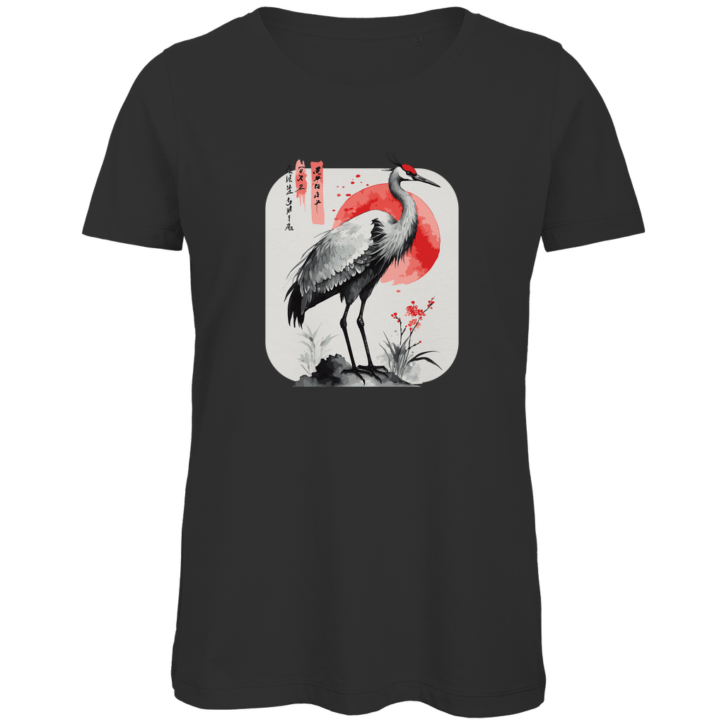 Damen T-Shirt „Red Sun Crane“ aus Bio-Baumwolle in Schwarz – Zen-Shirt mit Kranichmotiv und roter Sonne im ausdrucksstarken Sumi-e Stil – Symbol für Ruhe und Klarheit