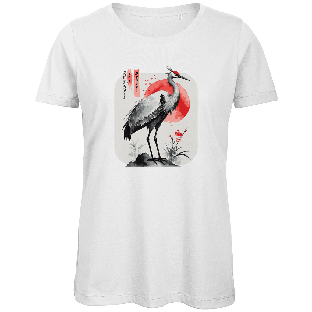 Damen T-Shirt „Red Sun Crane“ aus Bio-Baumwolle in Weiß – Zen-Shirt mit Kranichmotiv und roter Sonne im ausdrucksstarken Sumi-e Stil – Symbol für Ruhe und Klarheit